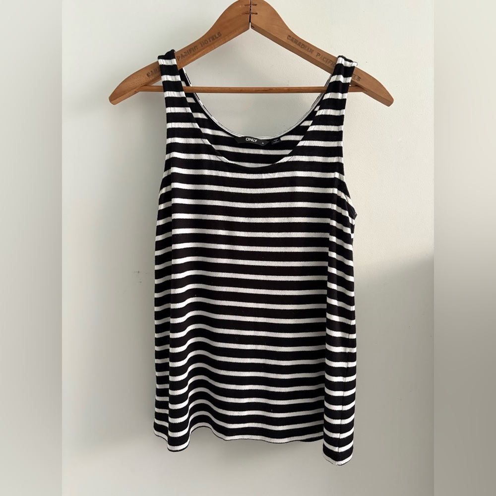 Only Women’s US M Black and White Striped Tank Top EUC